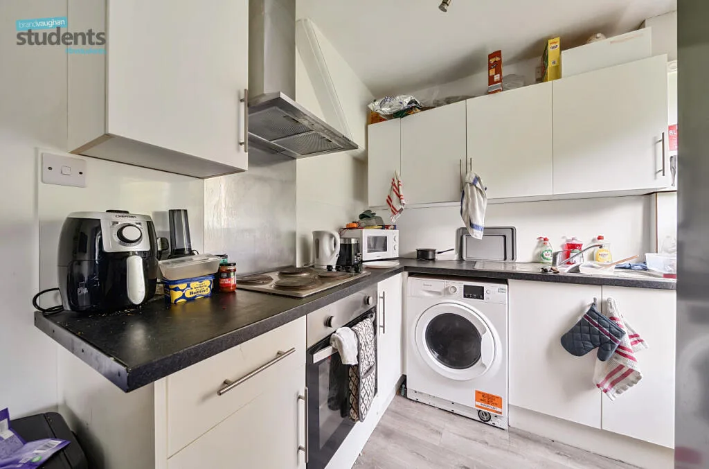 6 bedroom end of terrace house for rent