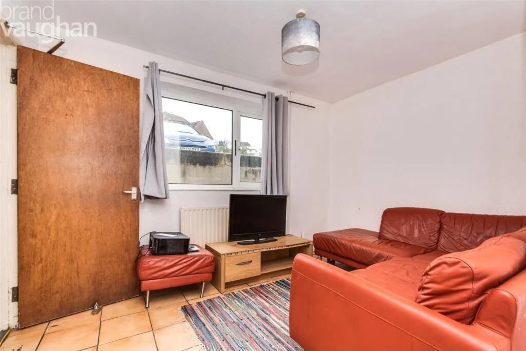 5 bedroom semi-detached house for rent