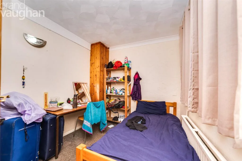 5 bedroom semi-detached house for rent