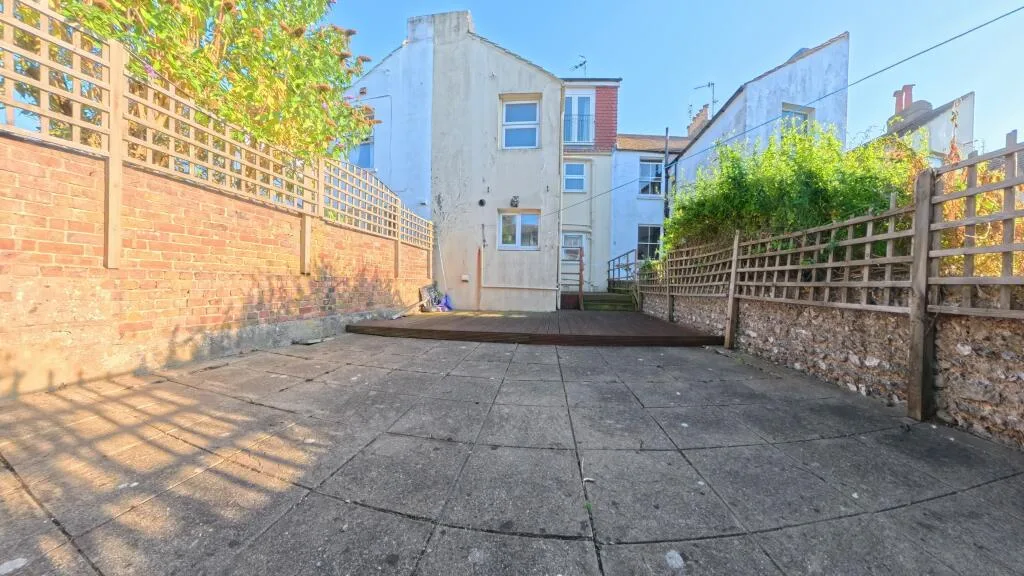 6 bedroom terraced house for rent