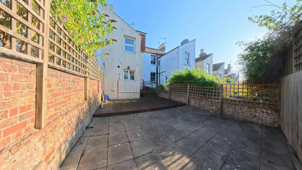 6 bedroom terraced house for rent