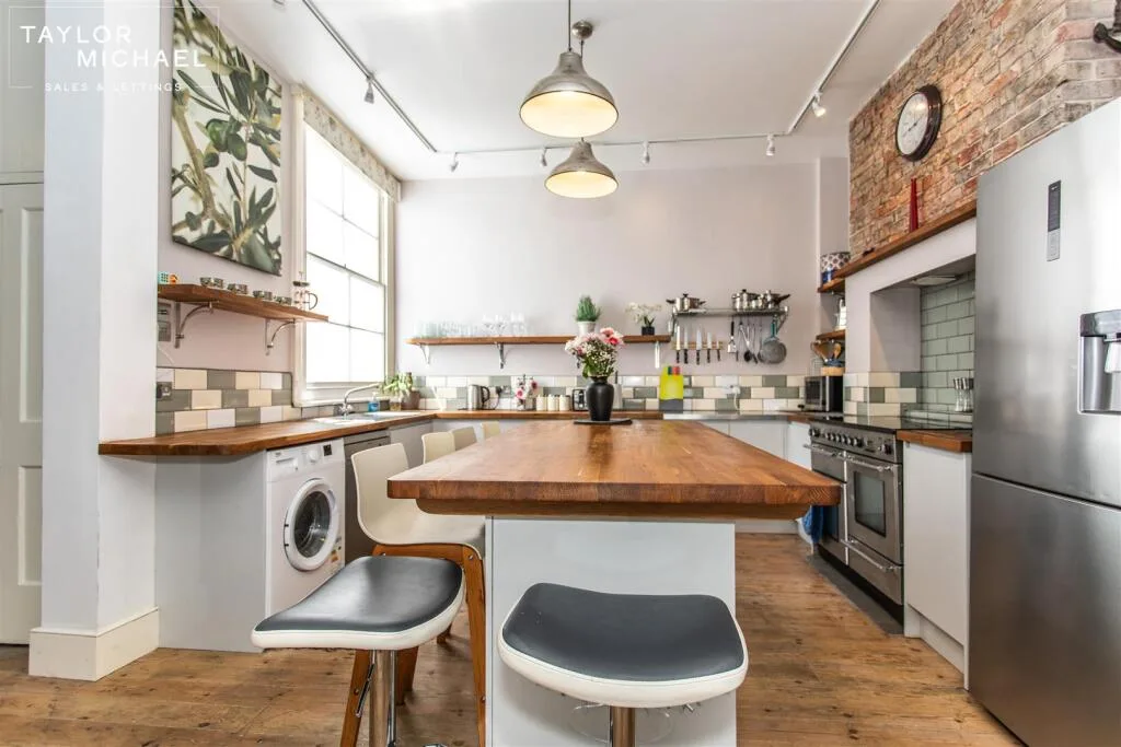 4 bedroom flat for rent