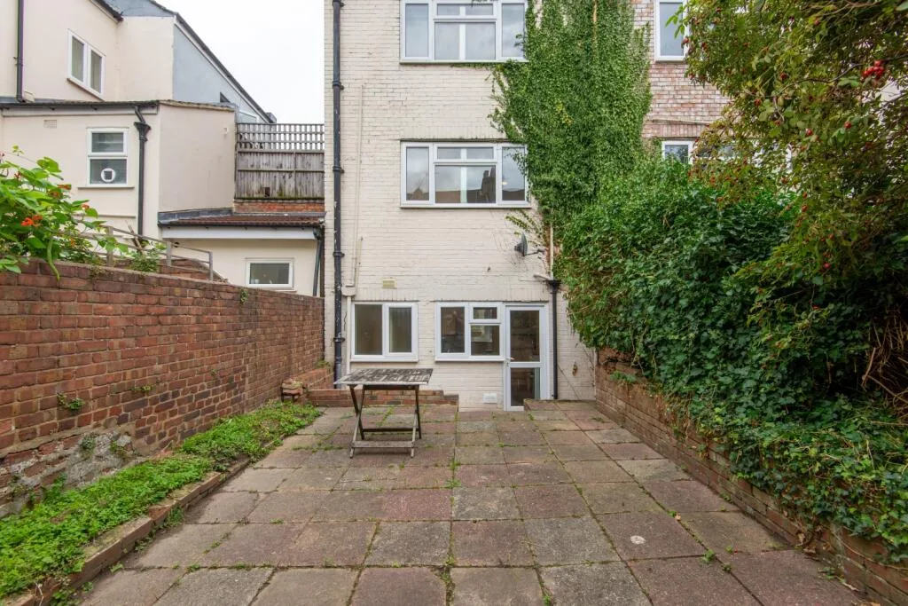 6 bedroom terraced house for rent