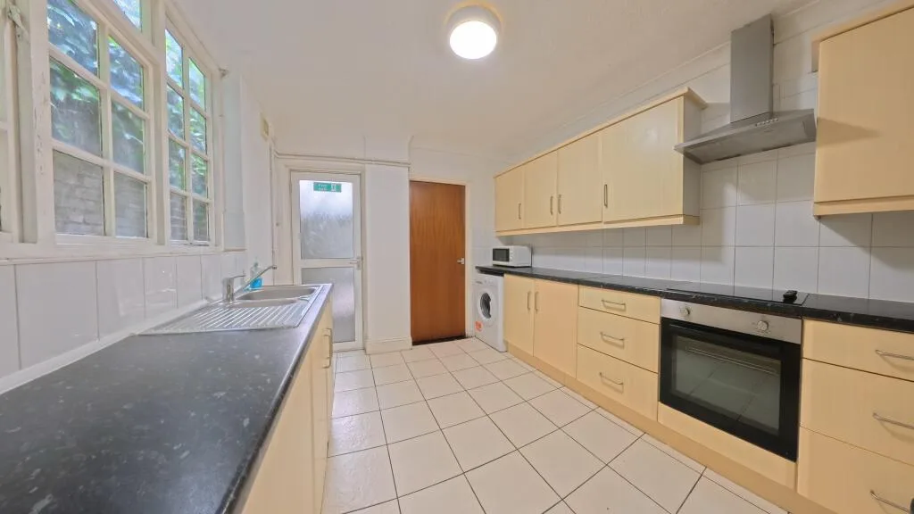 5 bedroom terraced house for rent