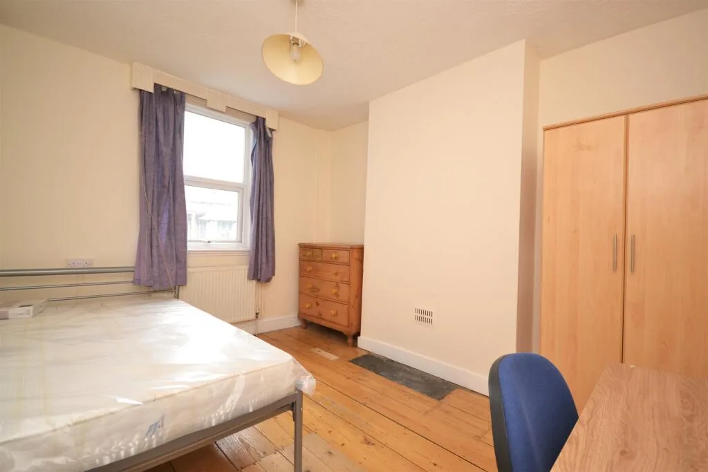 6 bedroom terraced house for rent