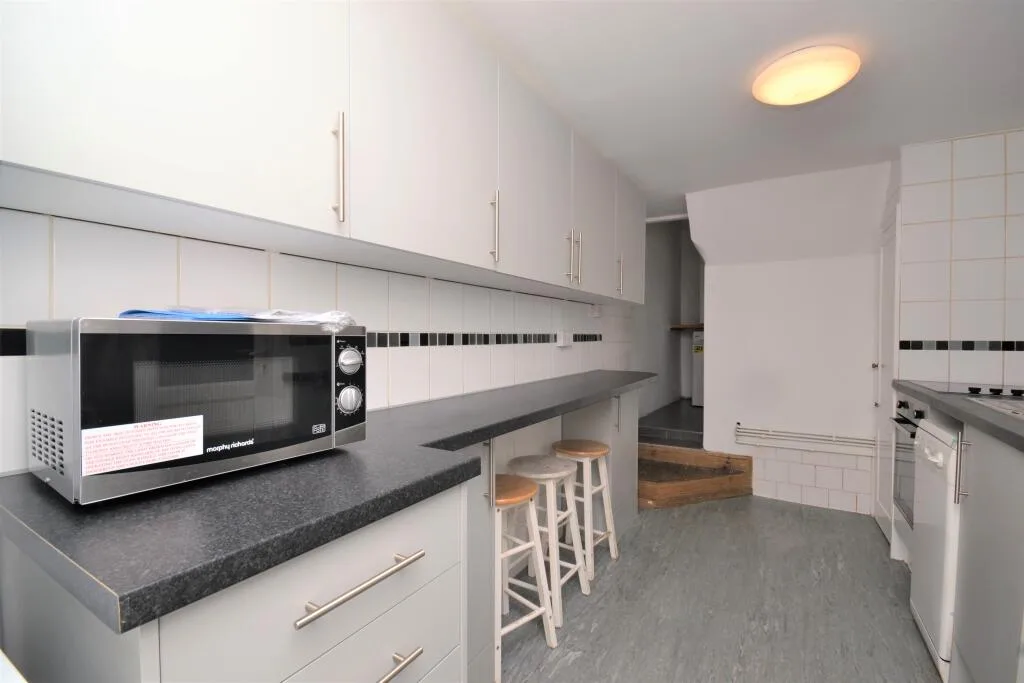 6 bedroom terraced house for rent