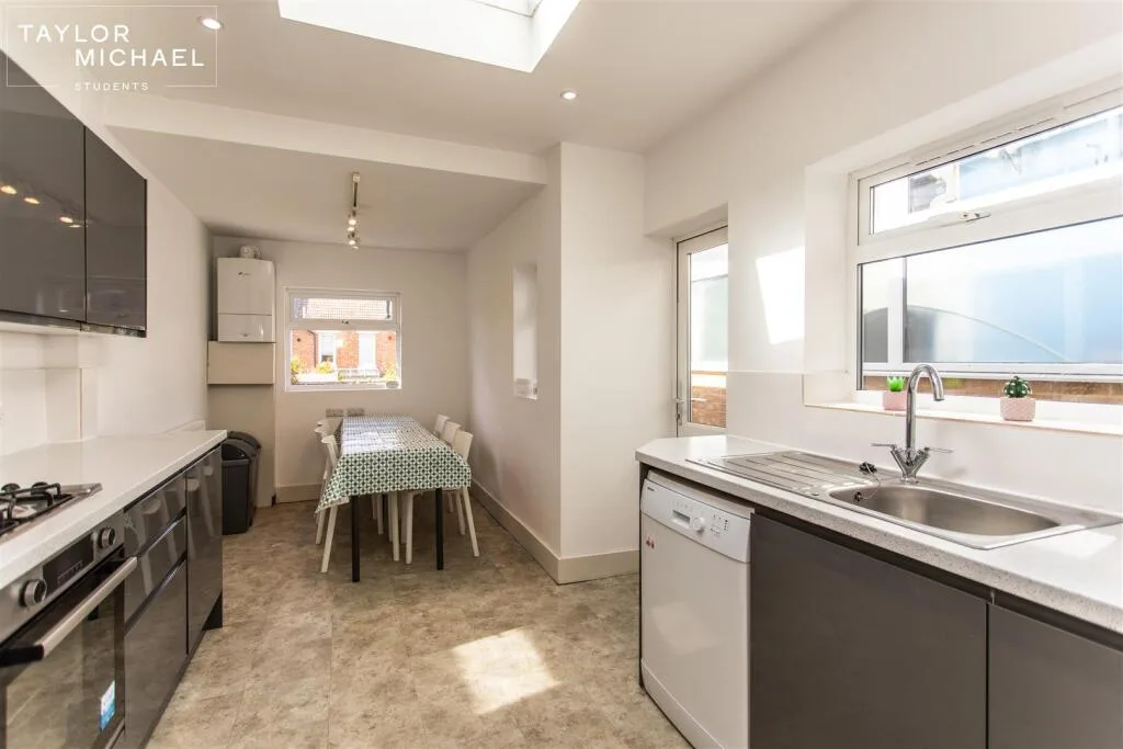 6 bedroom terraced house for rent