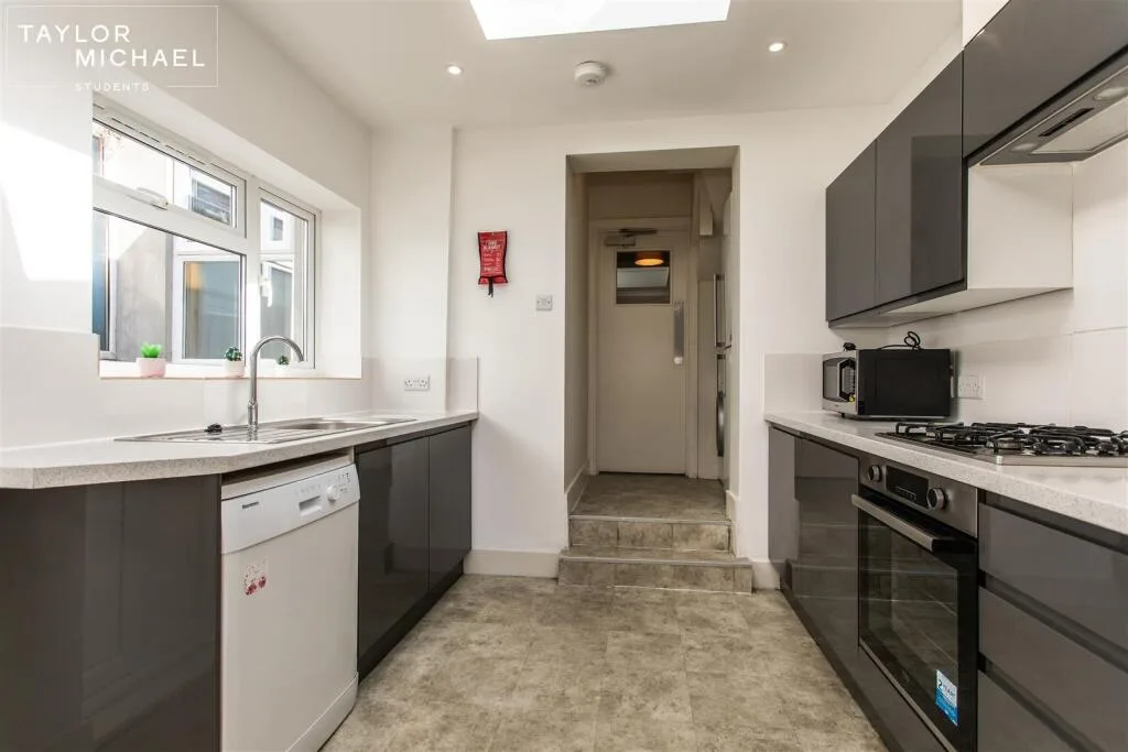 6 bedroom terraced house for rent