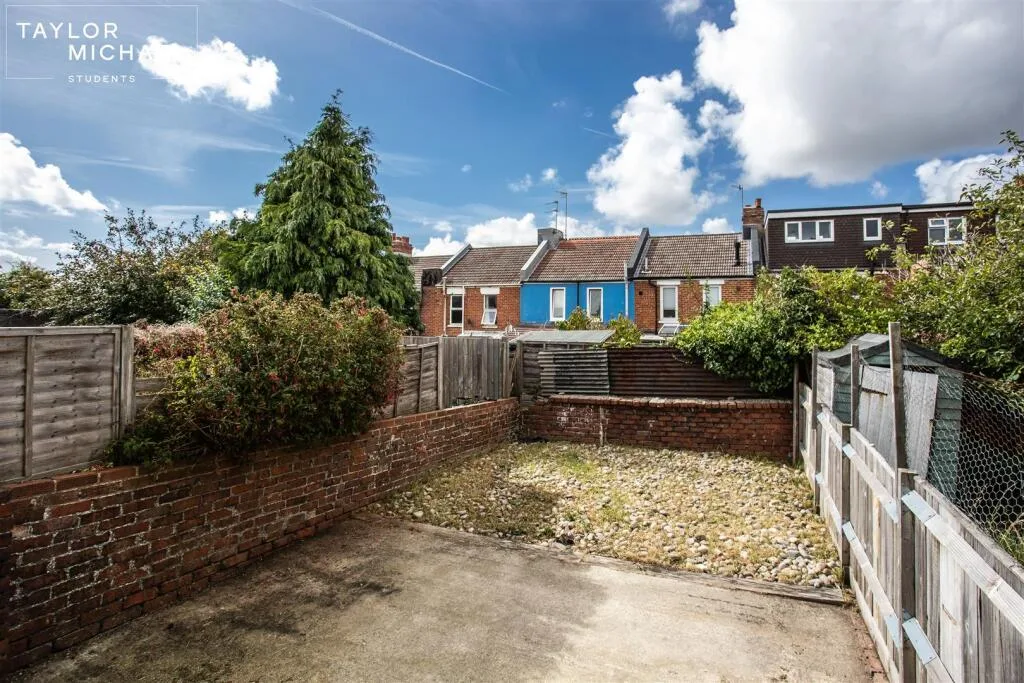 6 bedroom terraced house for rent