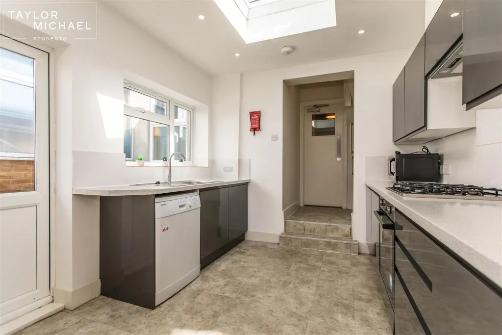 6 bedroom terraced house for rent