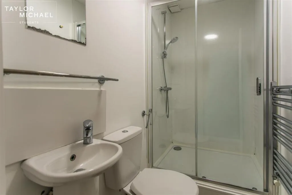 6 bedroom terraced house for rent
