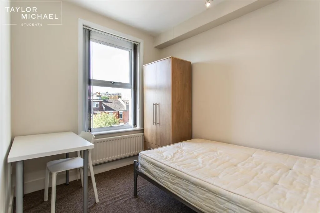 6 bedroom terraced house for rent