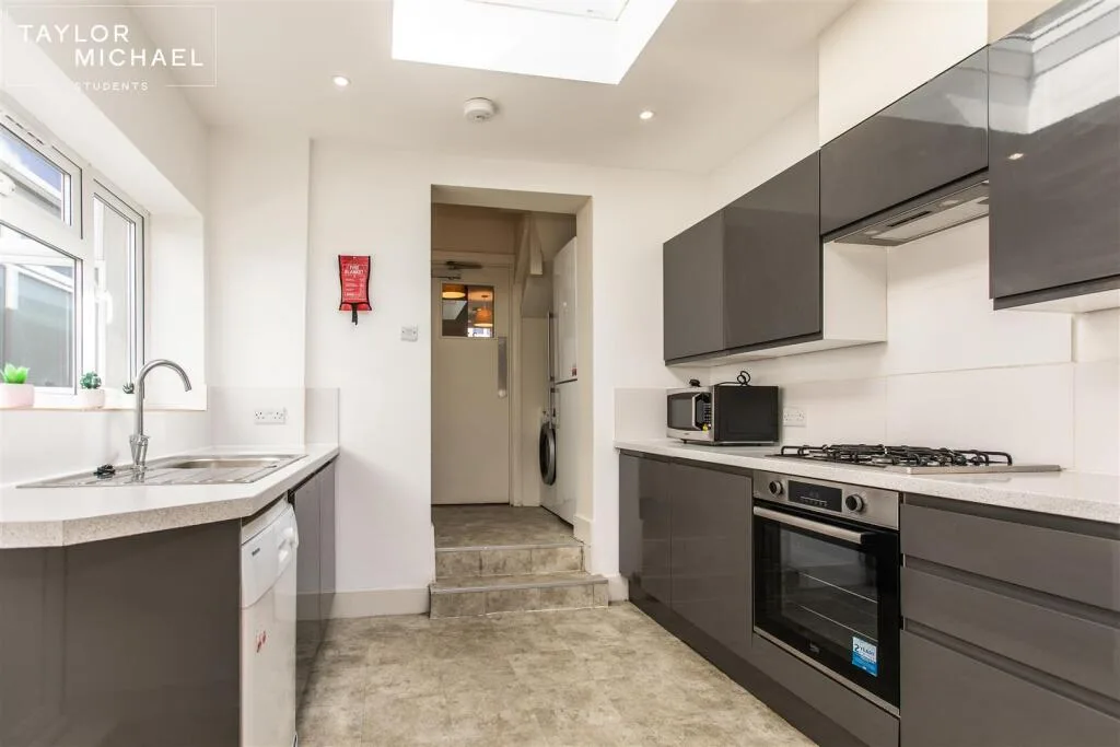 6 bedroom terraced house for rent