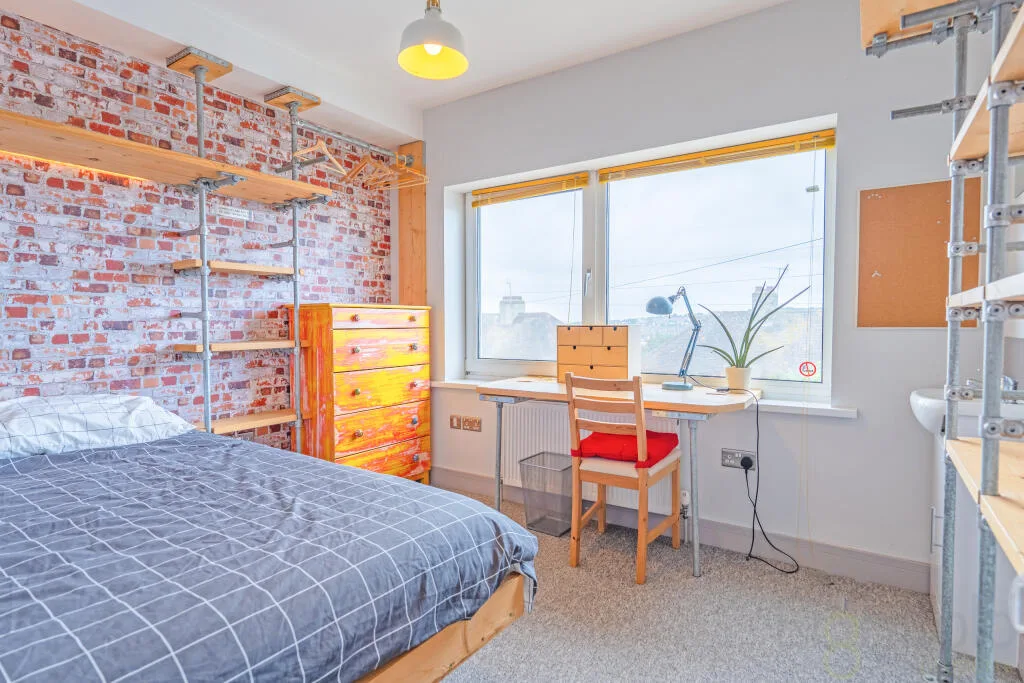 6 bedroom end of terrace house for rent