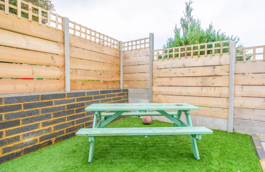 6 bedroom end of terrace house for rent