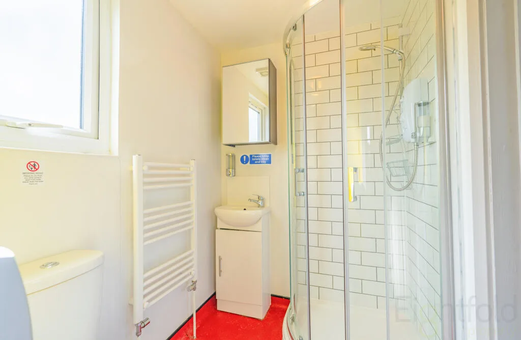 6 bedroom end of terrace house for rent