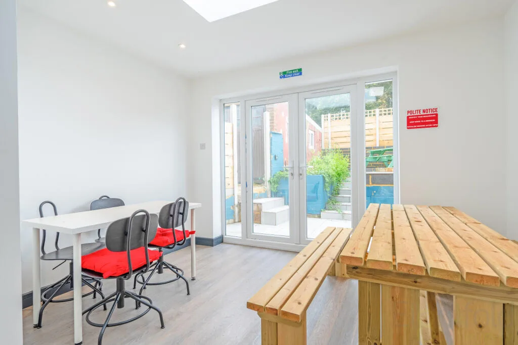6 bedroom end of terrace house for rent