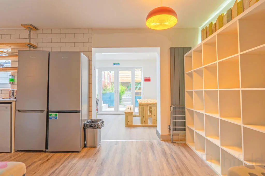 6 bedroom end of terrace house for rent