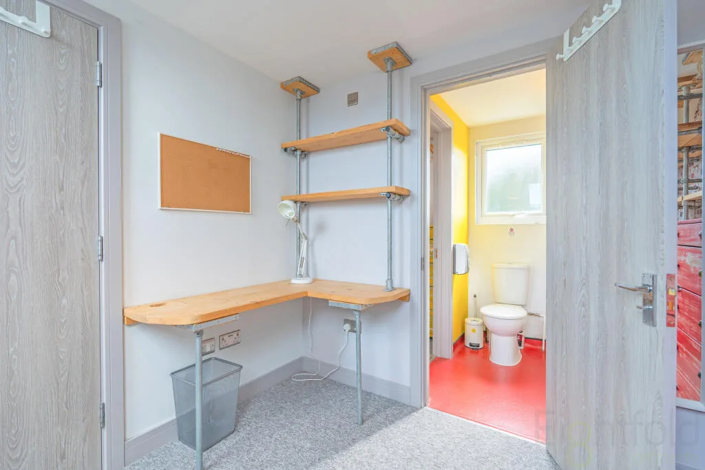 6 bedroom end of terrace house for rent