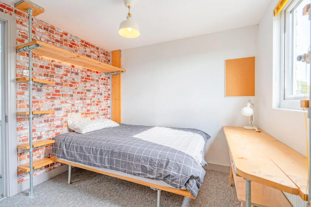 6 bedroom end of terrace house for rent