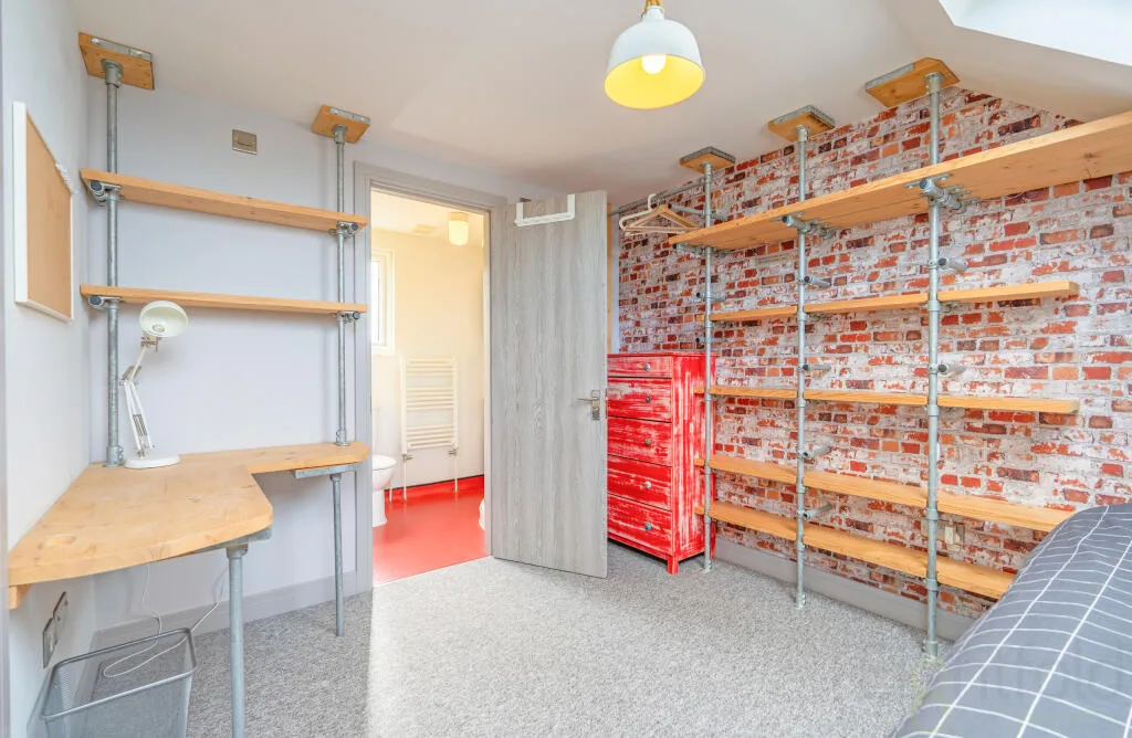 6 bedroom end of terrace house for rent