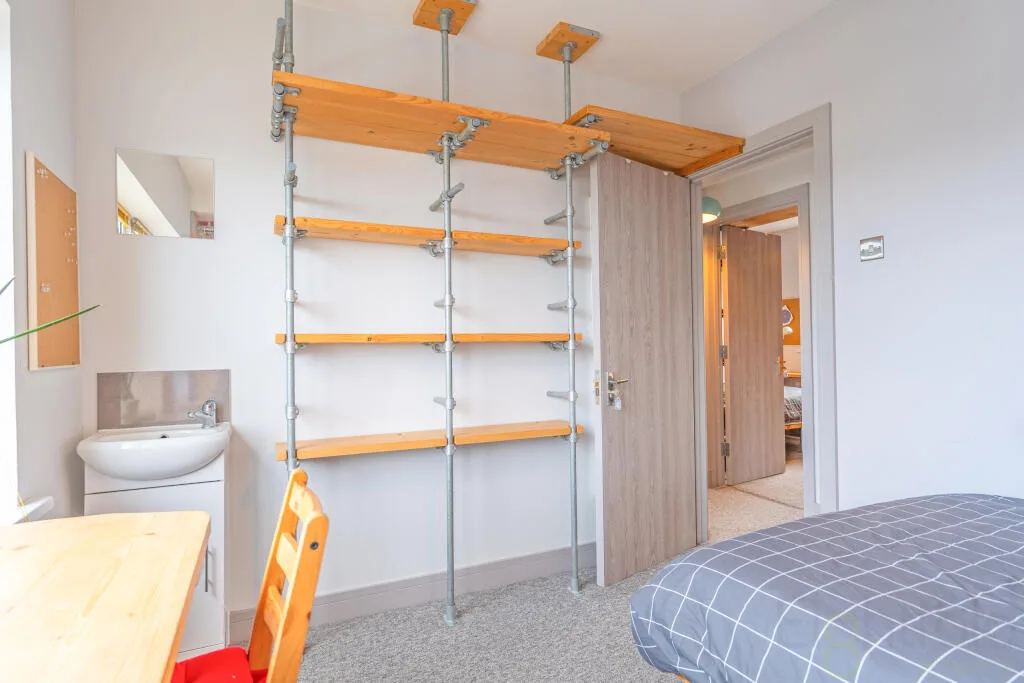 6 bedroom end of terrace house for rent