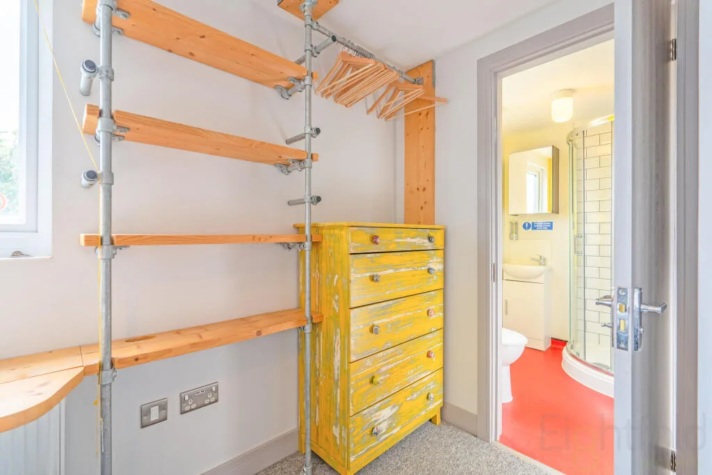 6 bedroom end of terrace house for rent