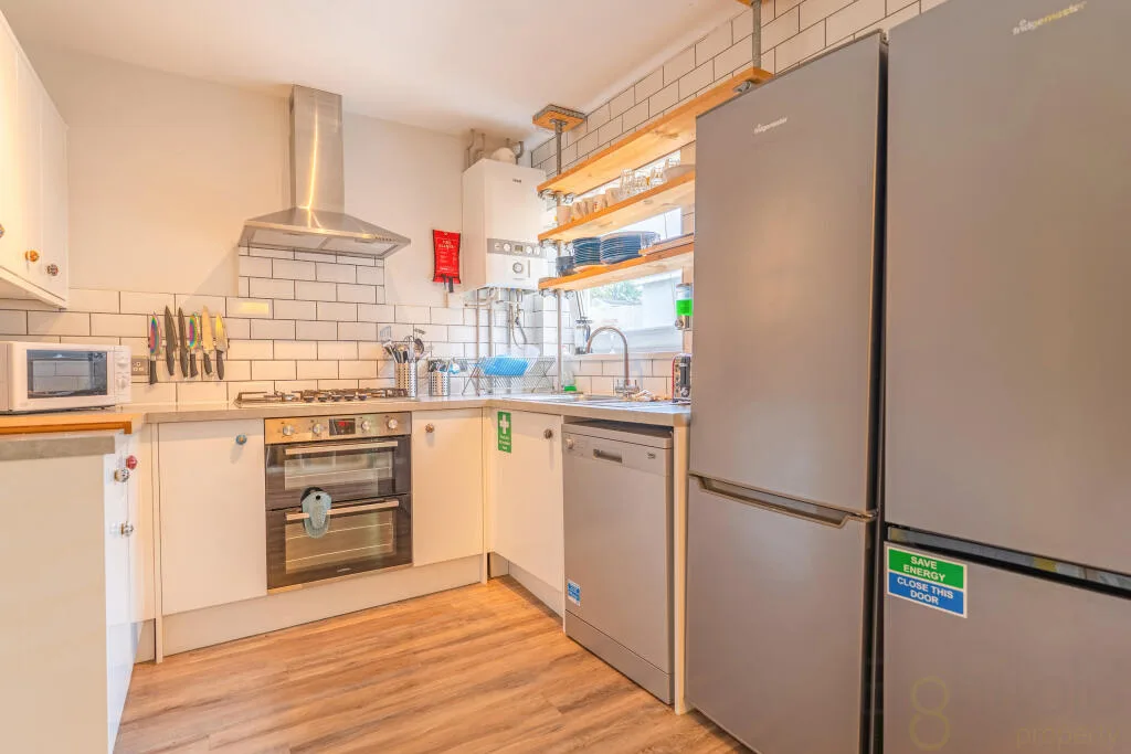 6 bedroom end of terrace house for rent