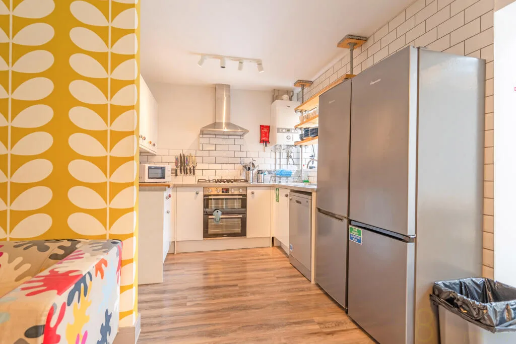 6 bedroom end of terrace house for rent
