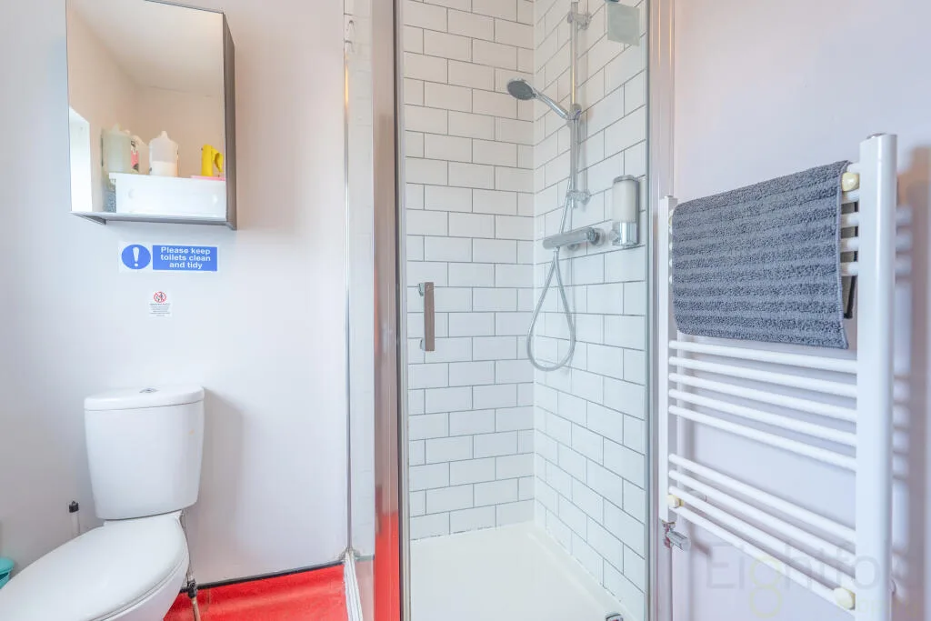 6 bedroom end of terrace house for rent