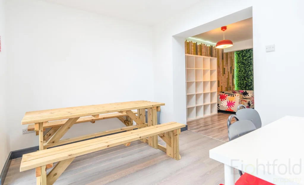 6 bedroom end of terrace house for rent
