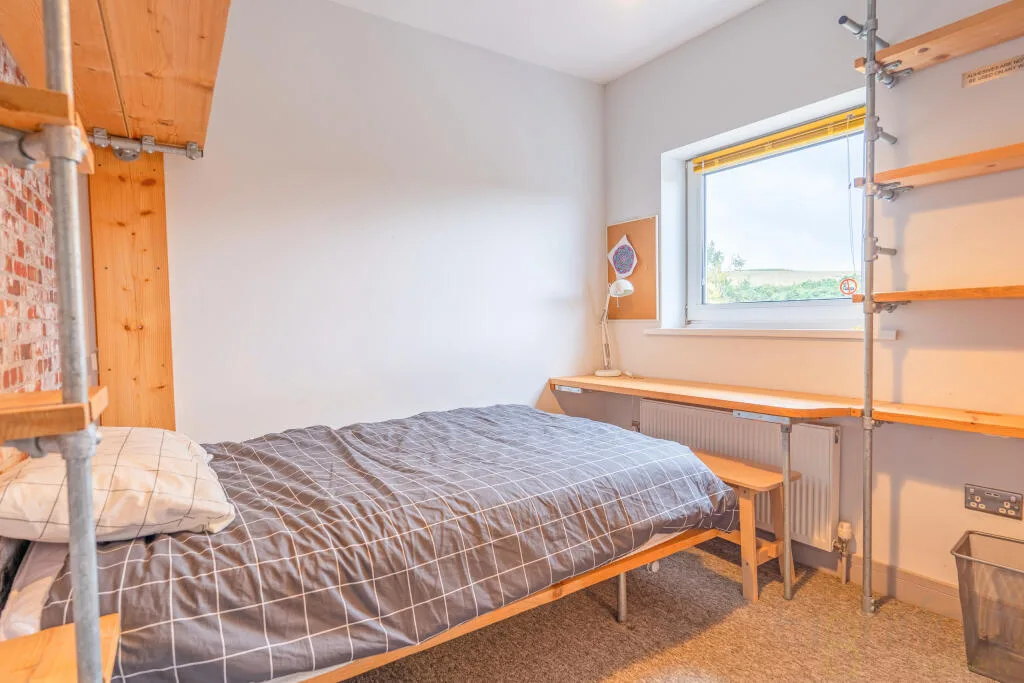 6 bedroom end of terrace house for rent