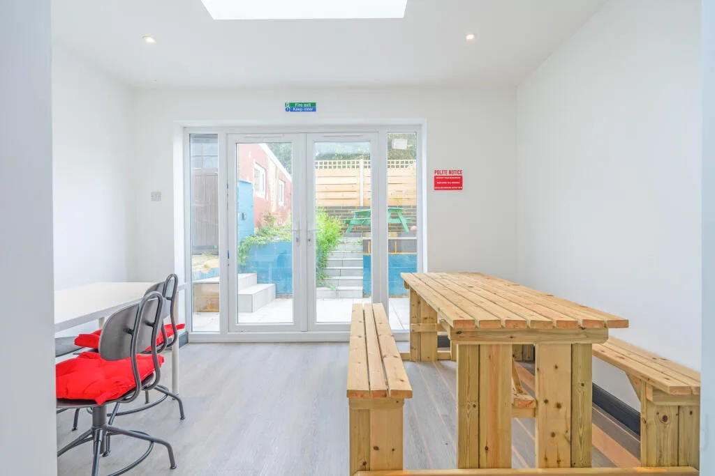 6 bedroom end of terrace house for rent