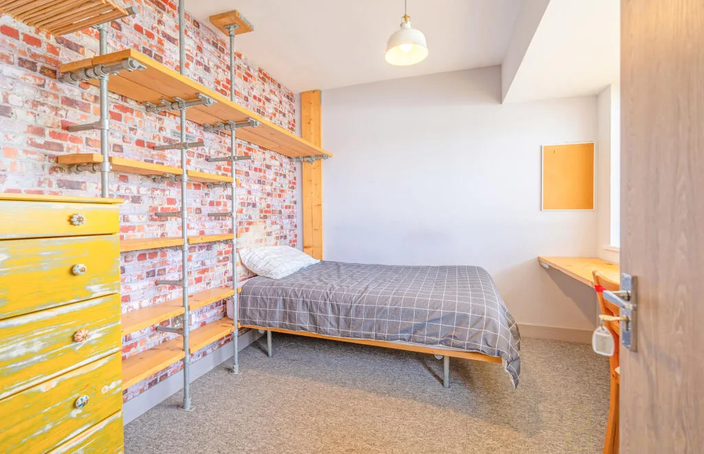 6 bedroom end of terrace house for rent