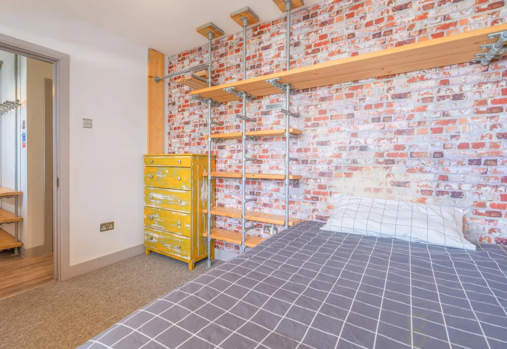 6 bedroom end of terrace house for rent