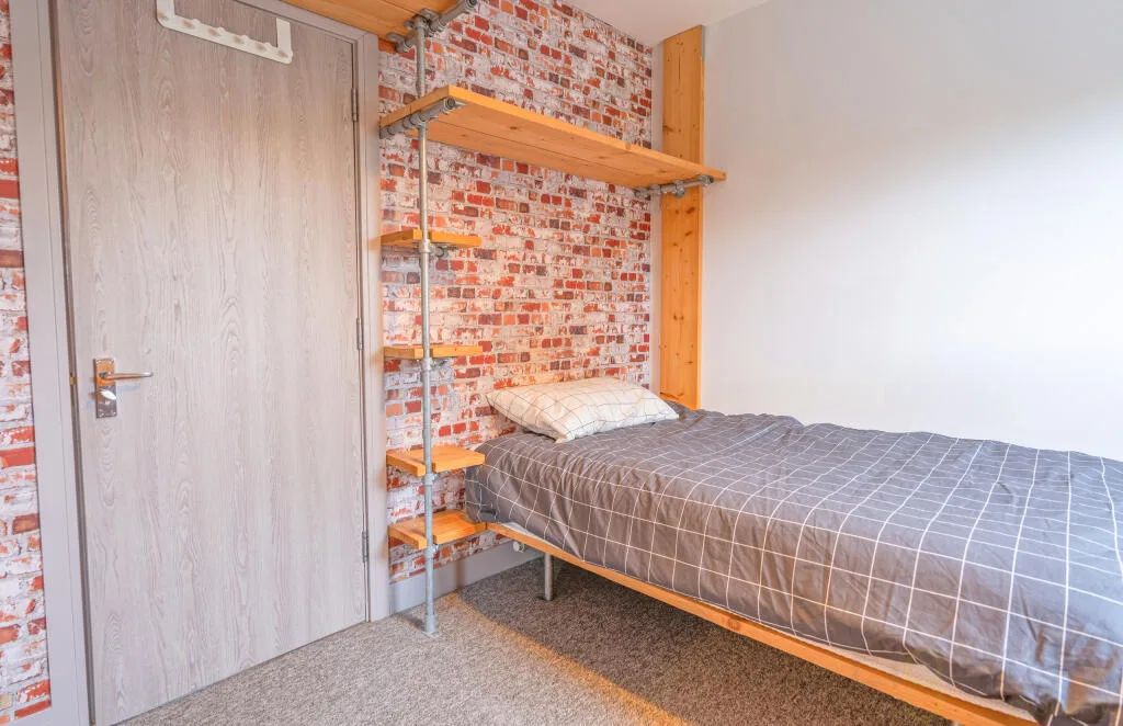 6 bedroom end of terrace house for rent