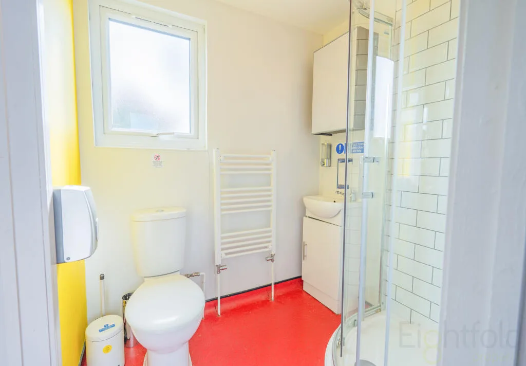 6 bedroom end of terrace house for rent