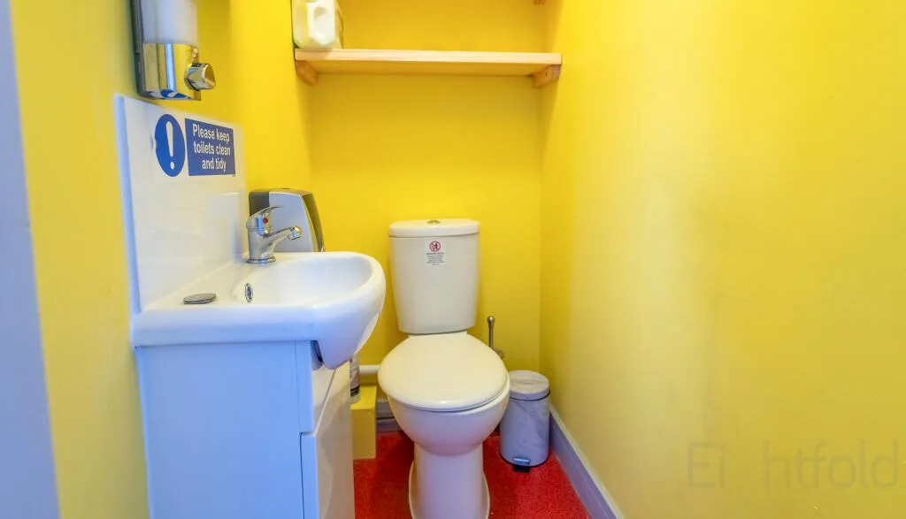 6 bedroom end of terrace house for rent