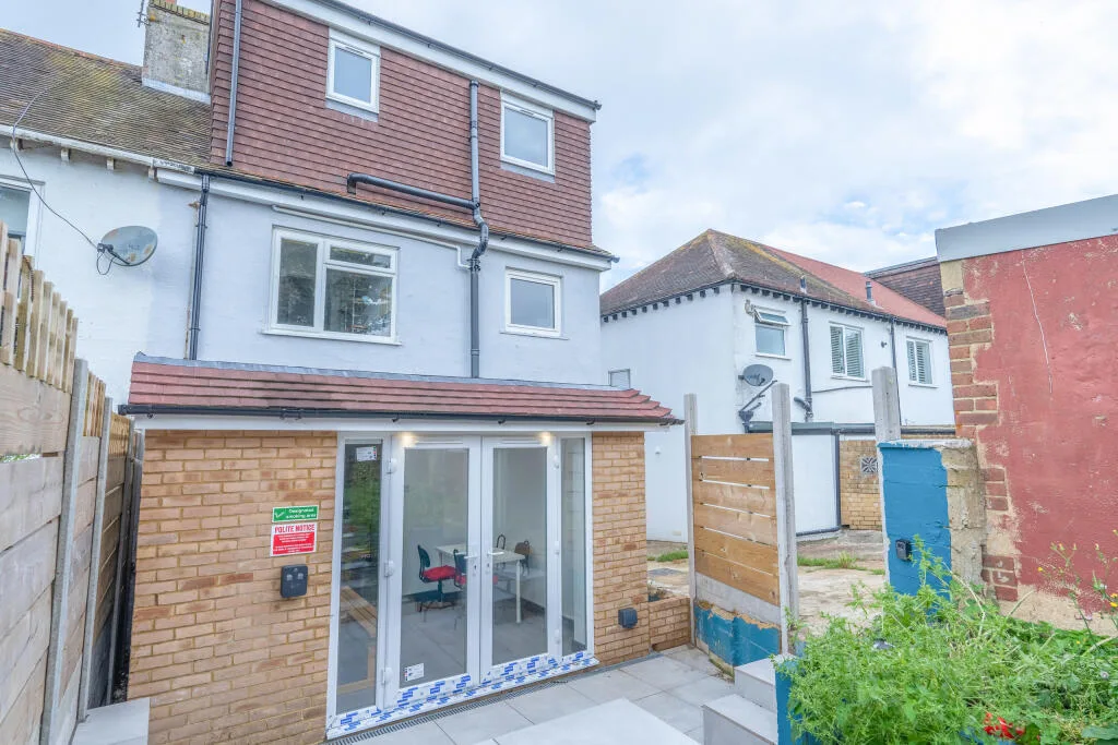 6 bedroom end of terrace house for rent