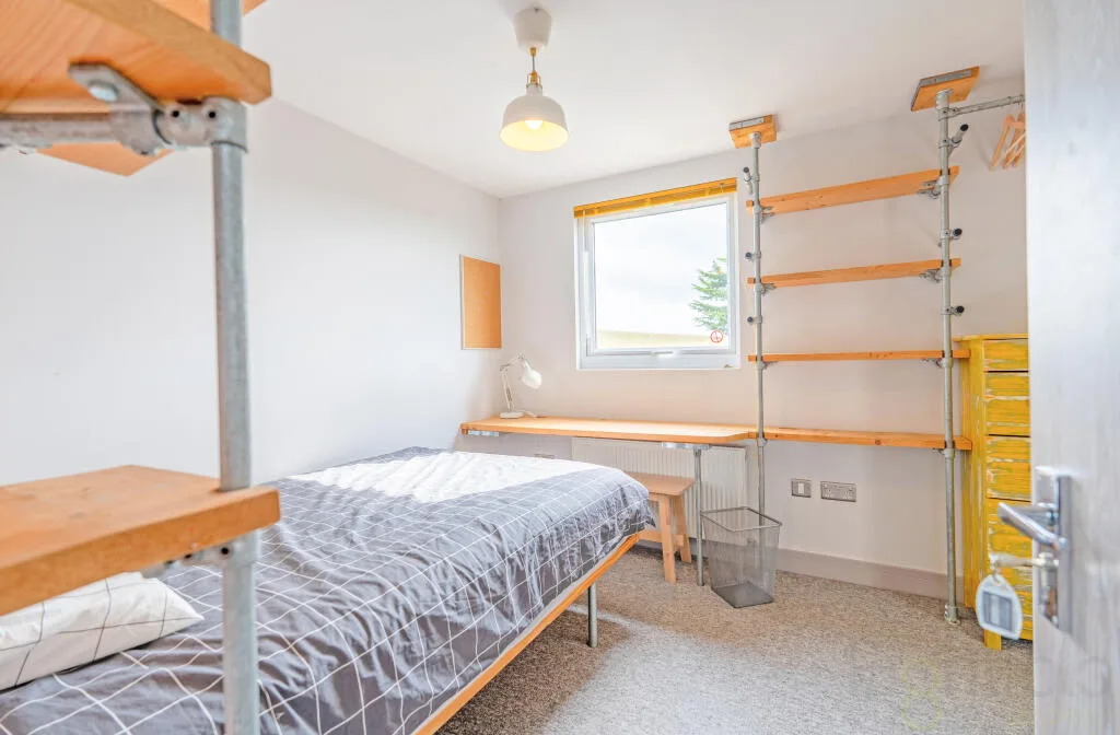 6 bedroom end of terrace house for rent