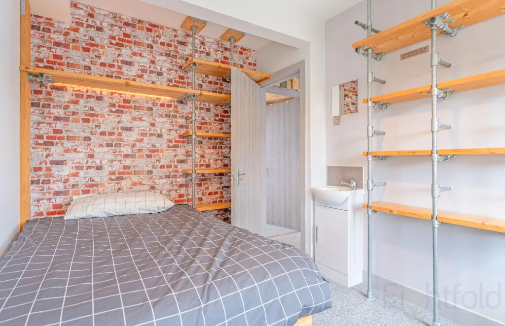 6 bedroom end of terrace house for rent
