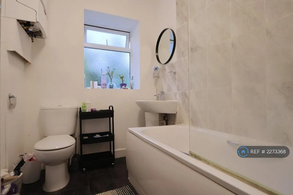 5 bedroom semi-detached house for rent