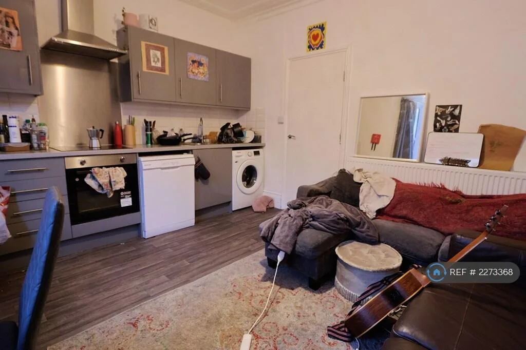5 bedroom semi-detached house for rent