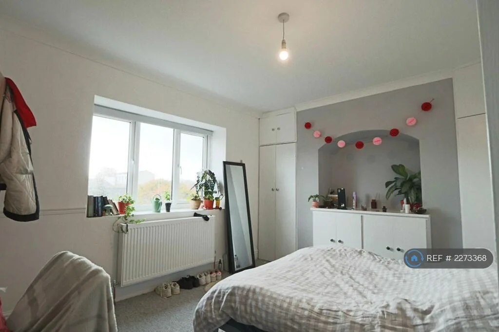 5 bedroom semi-detached house for rent