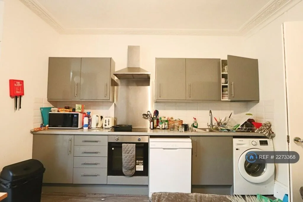 5 bedroom semi-detached house for rent