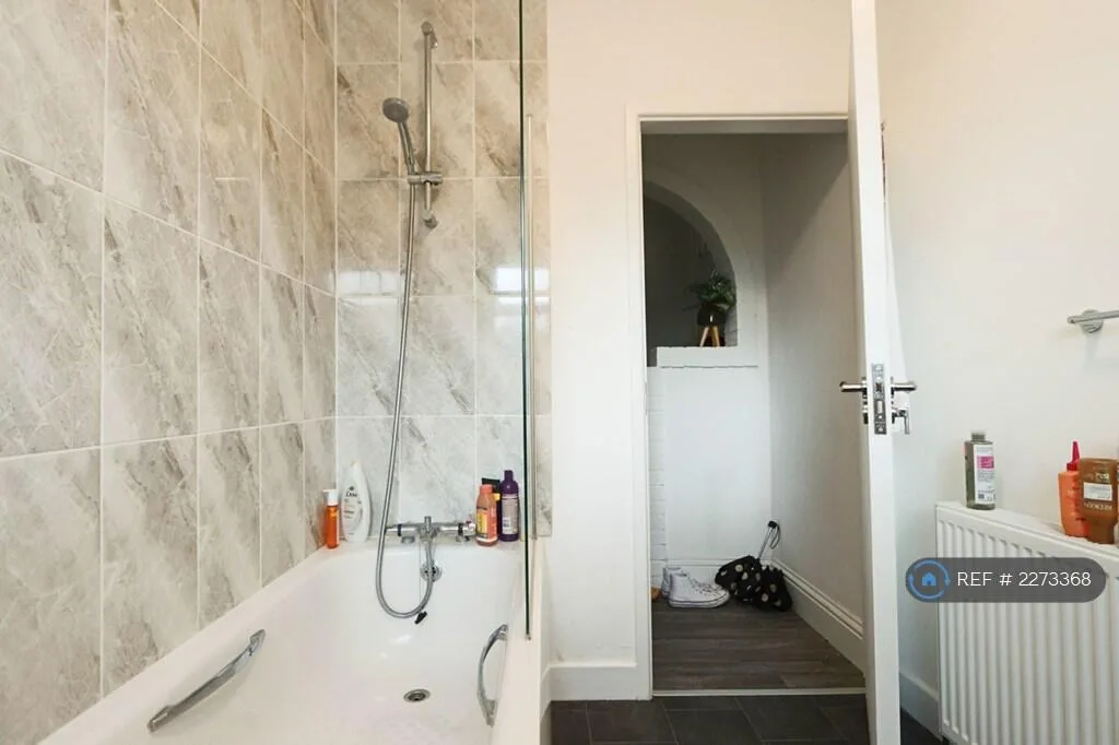 5 bedroom semi-detached house for rent