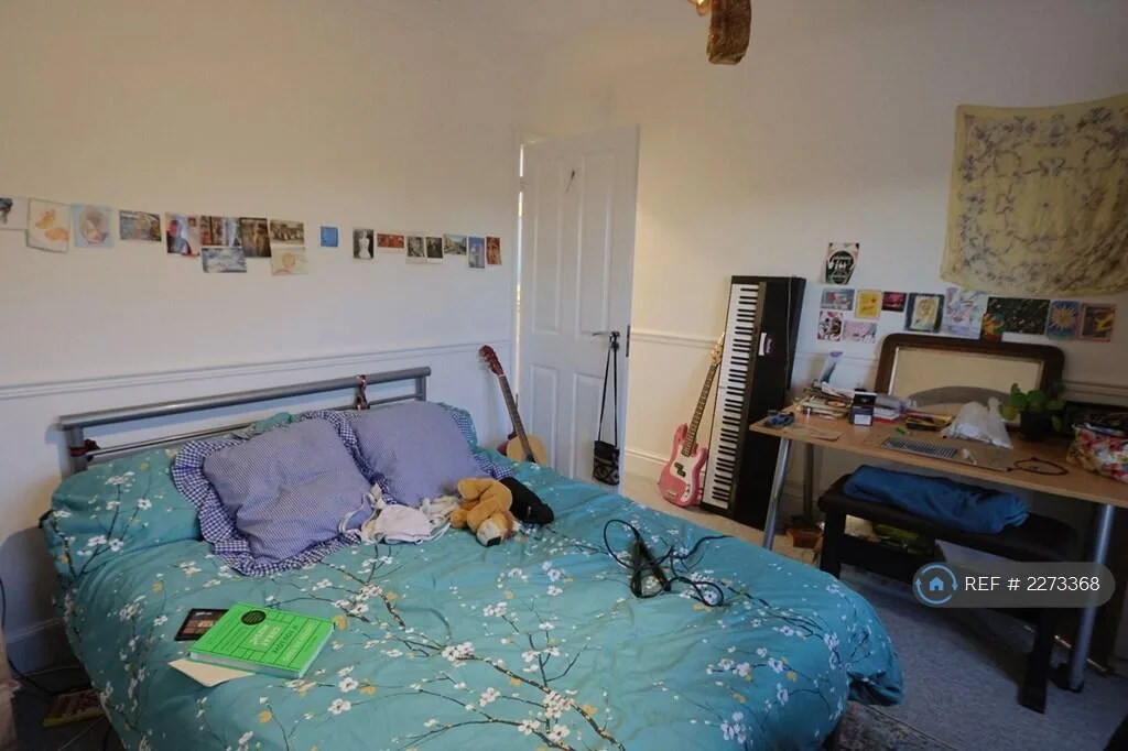 5 bedroom semi-detached house for rent