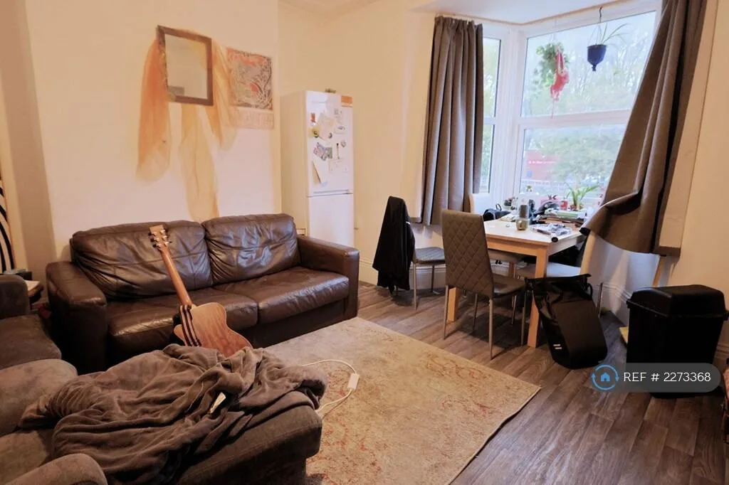 5 bedroom semi-detached house for rent