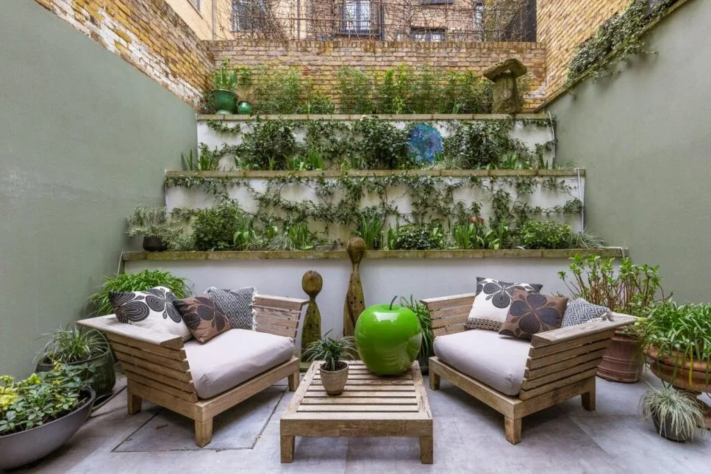 3 bedroom mews property for rent