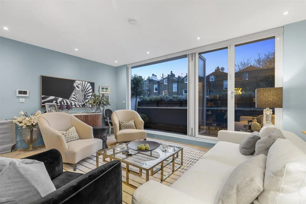 3 bedroom mews property for rent